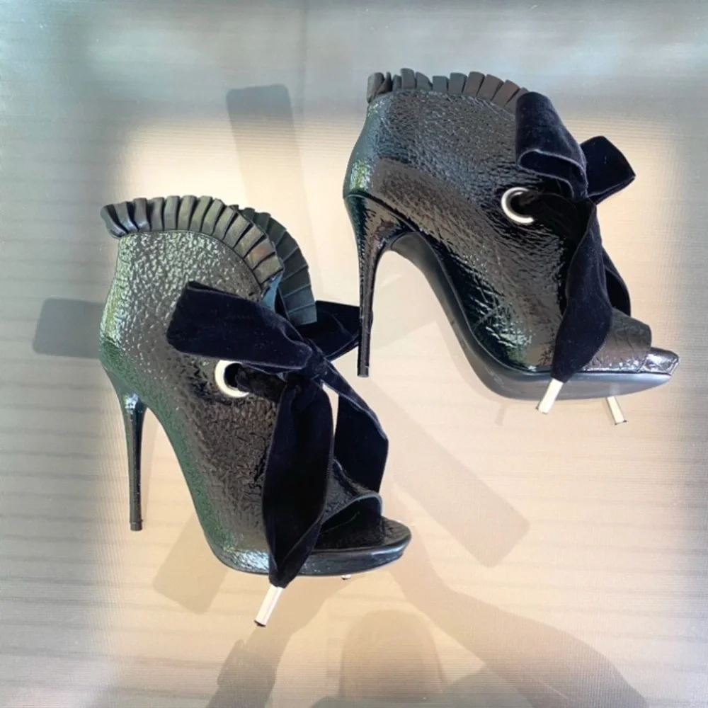 ♥️Alexander McQueen♥️ Black Textured Leather and Scalloped Leather trim Hi-Heels - Picture 8 of 13